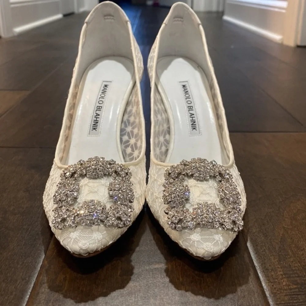 Manolo Blahnik Hangisilace Cream Lace Jewel‎ Buckle pumps size 35EU
